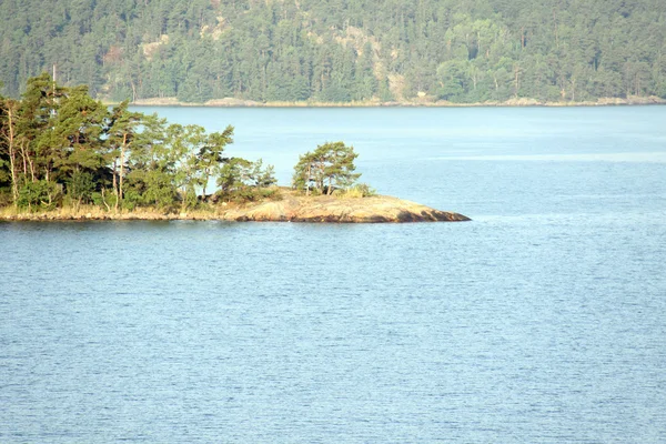 スウェーデンの多島海に孤独な島 — ストック写真