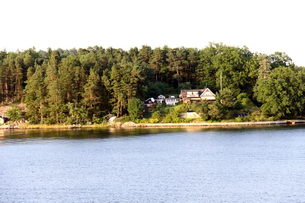 Isola solitaria nell'arcipelago svedese — Foto Stock