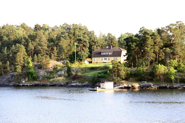 Magányos sziget a szigetcsoport Svédország — Stock Fotó