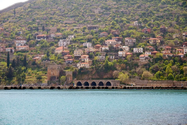 Alanyas mediterrane kustlijn en Ottomaanse kasteel (Turkije) — Stockfoto