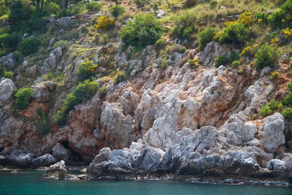 Скала и Средиземное море в Турции — стоковое фото