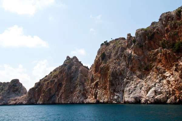 Rocha e mar Mediterrâneo na Turquia — Fotografia de Stock