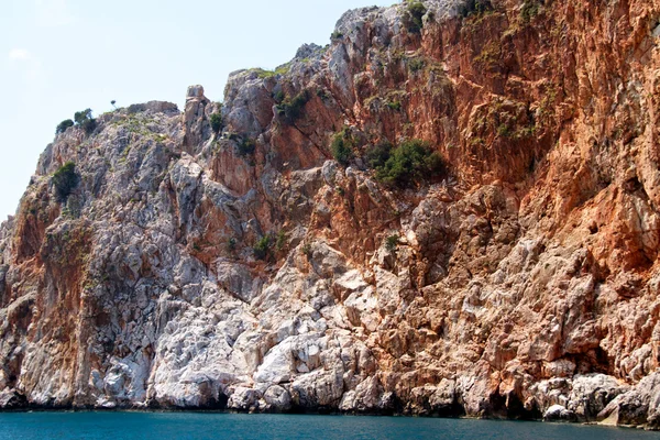 Rocha e mar Mediterrâneo na Turquia — Fotografia de Stock