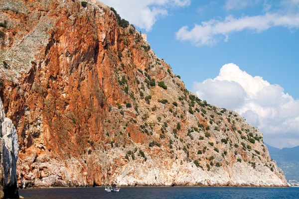 Скала и Средиземное море в Турции — стоковое фото