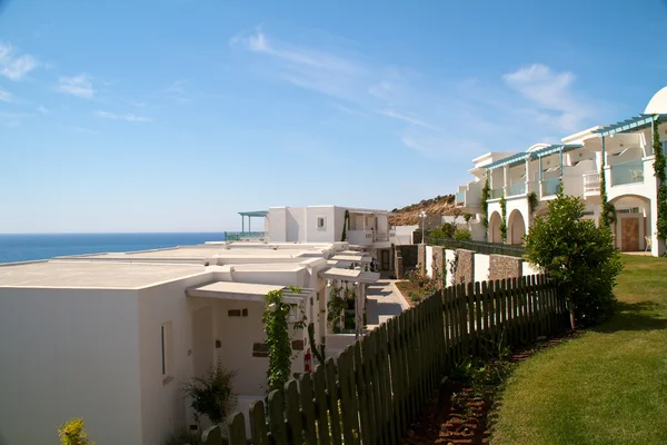 Mooi hotel in de buurt van de zee in Griekenland Stockfoto