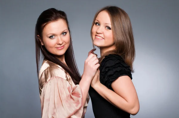 Vackra systrar hand i hand — Stockfoto