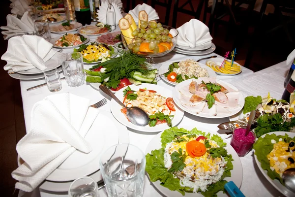 Comida à mesa do banquete — Fotografia de Stock