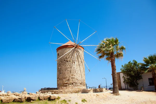 Moulin dans le port de Rhodes, Grèce . — Photo