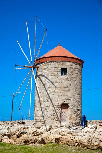 Moinho em Rhodes Harbor, Grecia . — Fotografia de Stock