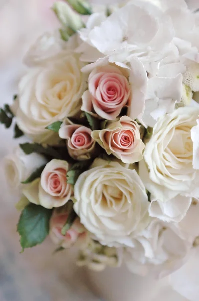 Свадебный букет из белых роз — стоковое фото