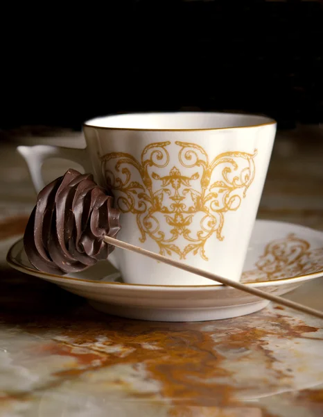 Stiill vida con taza de café y dulces de chocolate . — Foto de Stock
