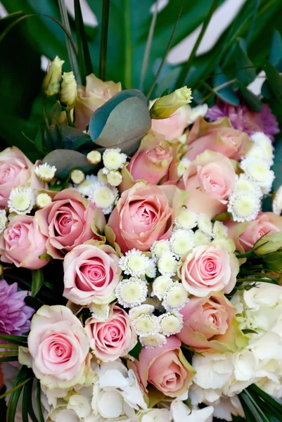Свадебный букет с розовыми розами — стоковое фото