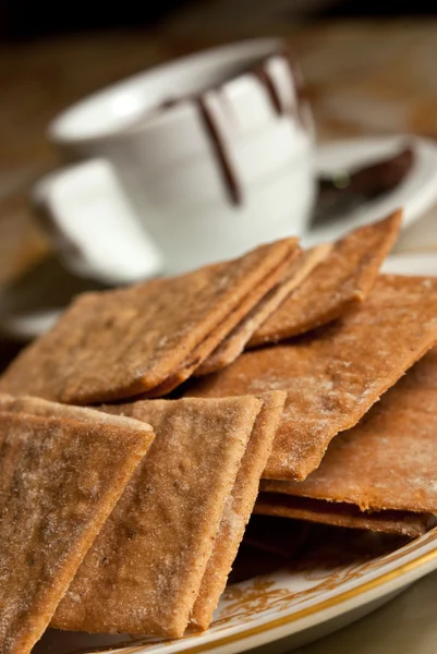 Печенье в тарелке и белая кружка шоколада — стоковое фото