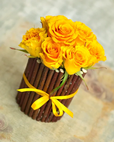Žluté růže v dekorativní květináč — Stock fotografie