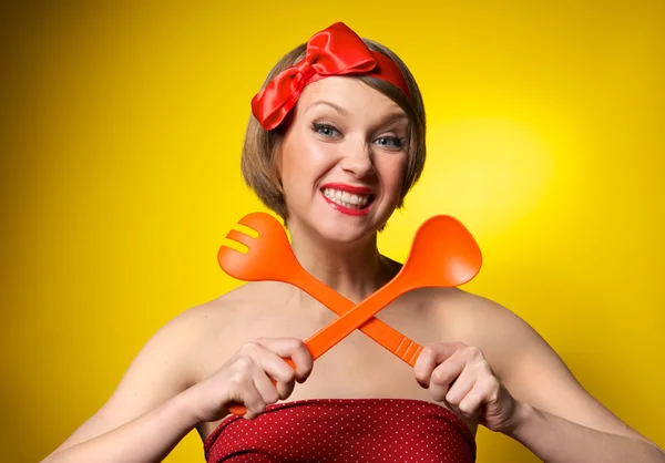 Pinup stijl huisvrouw met keukengerei — Stockfoto