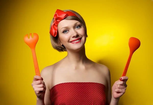 Pinup dona de casa estilo com utensílios de cozinha — Fotografia de Stock