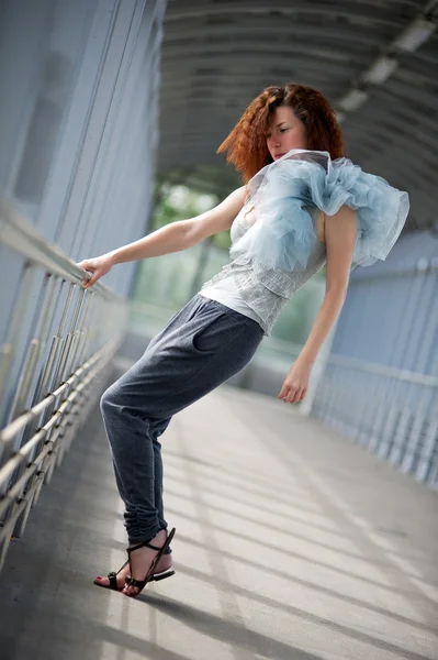 Chica joven posando en una pasarela cubierta —  Fotos de Stock