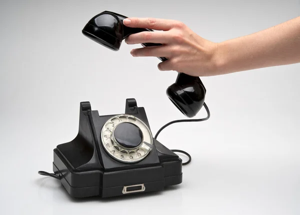 Téléphone vintage étant ramassé — Photo