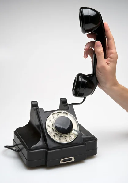 Teléfono vintage siendo recogido — Foto de Stock