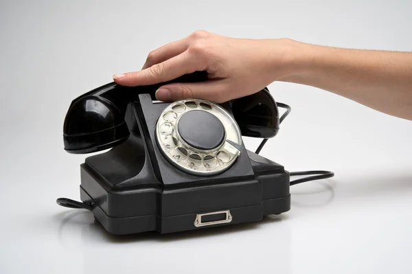 Vintage telefoon wordt opgepikt — Stockfoto