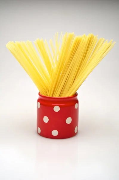 Спагетти в красной банке — стоковое фото
