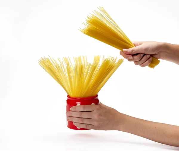 Женские руки держат красную банку со спагетти внутри — стоковое фото
