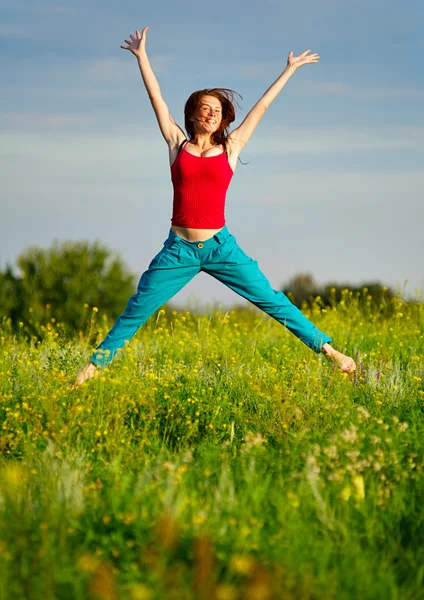 Vrouw springen op een zonsondergang — Stockfoto