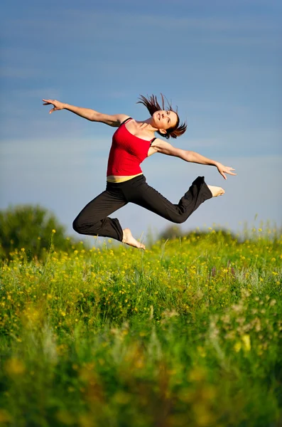 Жінка стрибає на заході сонця — стокове фото