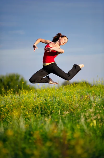 Жінка стрибає на заході сонця — стокове фото