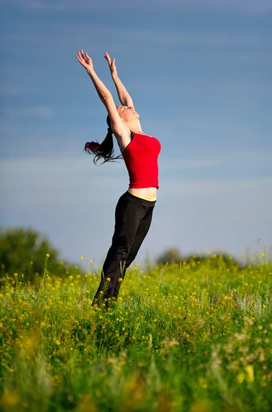 Kadın bir günbatımı üzerinde atlama — Stok fotoğraf