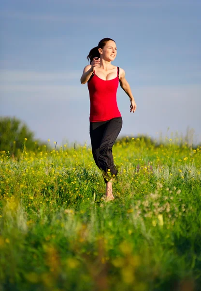 サンセット フィールド上を走っている女性 — ストック写真