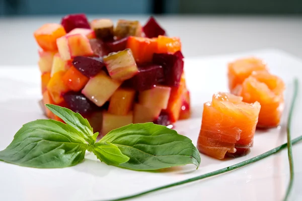 Salada de vinagrete com salmão — Fotografia de Stock