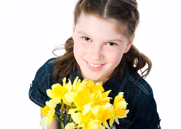 Мила маленька дівчинка дарує квіти — стокове фото