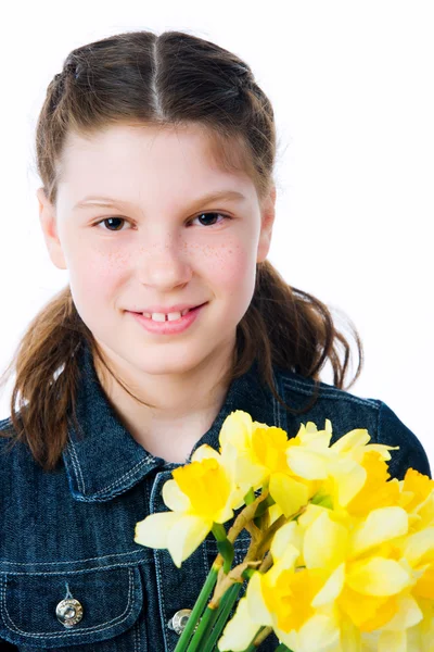 Niedliches kleines Mädchen, das Blumen schenkt — Stockfoto