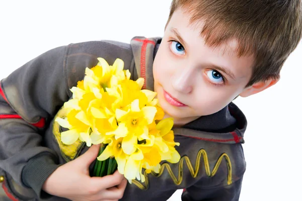 Schattige kleine jongen geven van bloemen — Stockfoto
