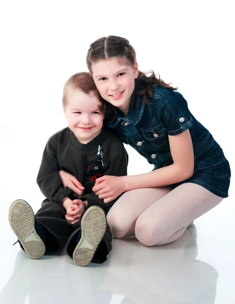 Šťastné děti sestra a bratr — Stock fotografie