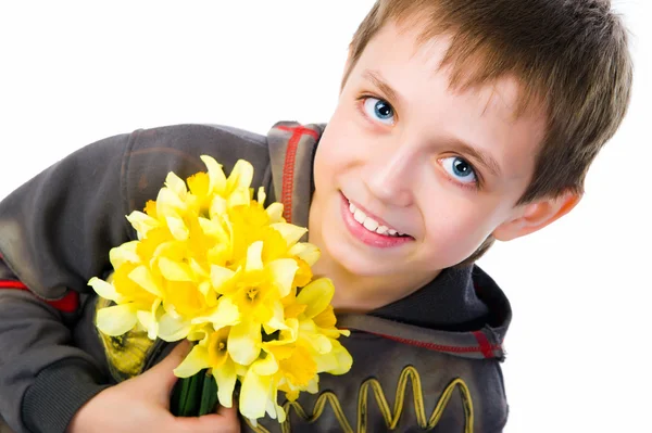 Ładny mały chłopiec dając kwiaty — Zdjęcie stockowe