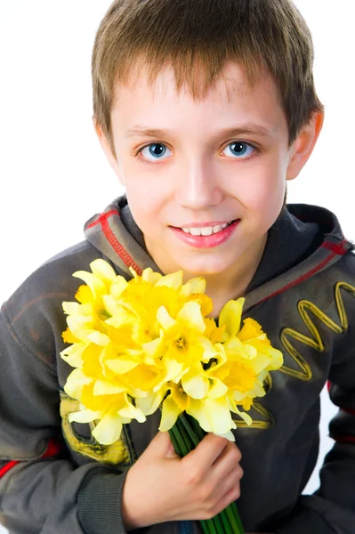 Söt liten pojke ger blommor — Stockfoto