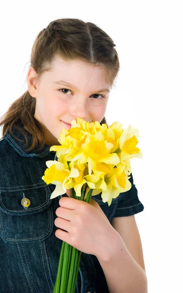 Bonito menina dando flores — Fotografia de Stock