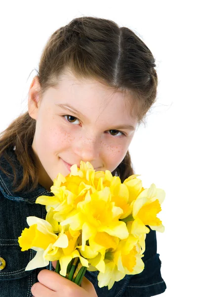 Χαριτωμένο κοριτσάκι δίνοντας λουλούδια — Φωτογραφία Αρχείου