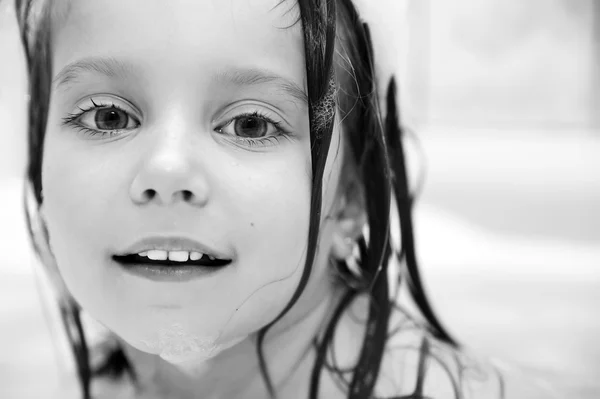 Menina tendo banho de espuma — Fotografia de Stock