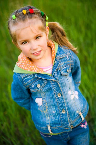 Nettes kleines Mädchen auf der Wiese — Stockfoto