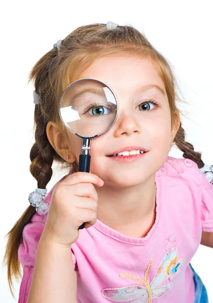 Meisje kijkend door een vergrootglas — Stockfoto