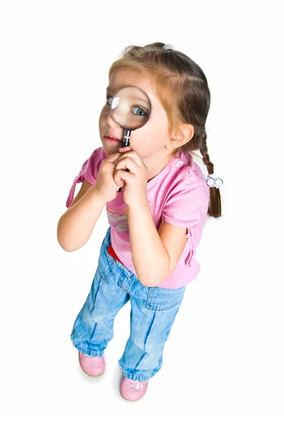 Μικρό κορίτσι σας αναζητούν μέσα από ένα μεγεθυντικό φακό — Φωτογραφία Αρχείου