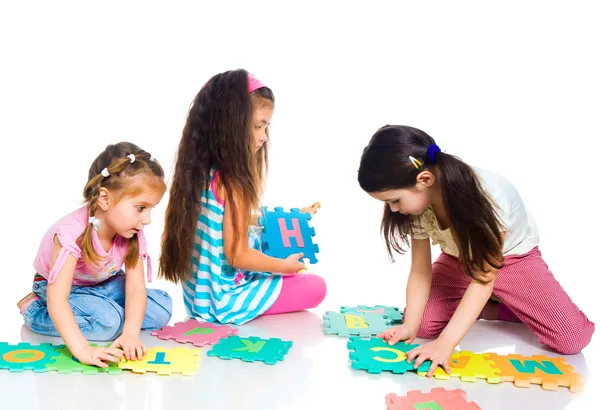 Los niños están jugando cartas — Foto de Stock