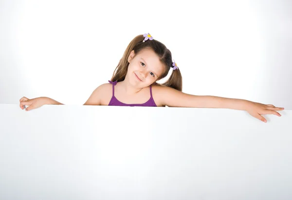Aranyos gyermek mögött egy fehér tábla — Stock Fotó