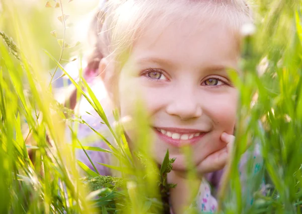 Aranyos kislány a réten — Stock Fotó