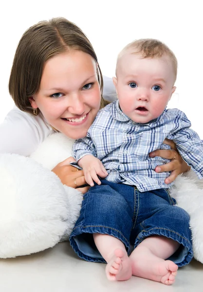Ganska unga kvinnor med hennes son — Stockfoto