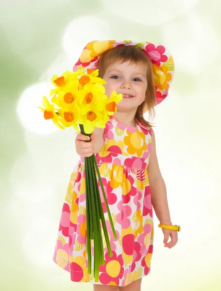 Sevimli küçük kız yeloow çiçek vererek — Stok fotoğraf