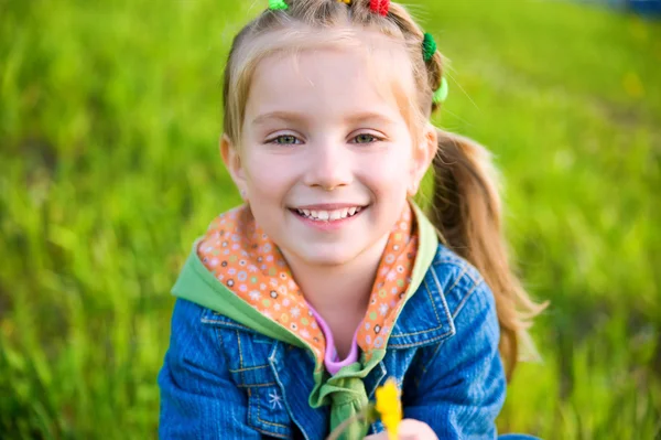 Çayır üzerinde sevimli küçük kız — Stok fotoğraf
